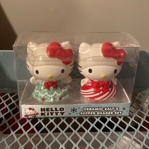 BNWT HELLO KITTY Candy Cane Christmas Tree Dress Ceramic Salt and Pepper Shakers